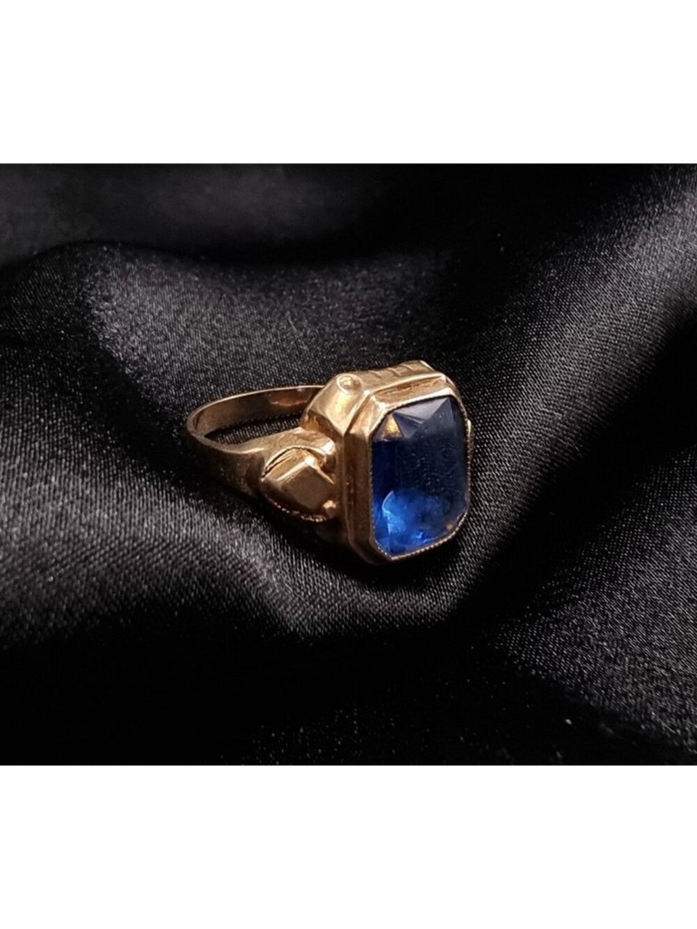 Rare Find Vintage 1930s-1940s 10K Solid Gold Blue Glass Ring With Intricate